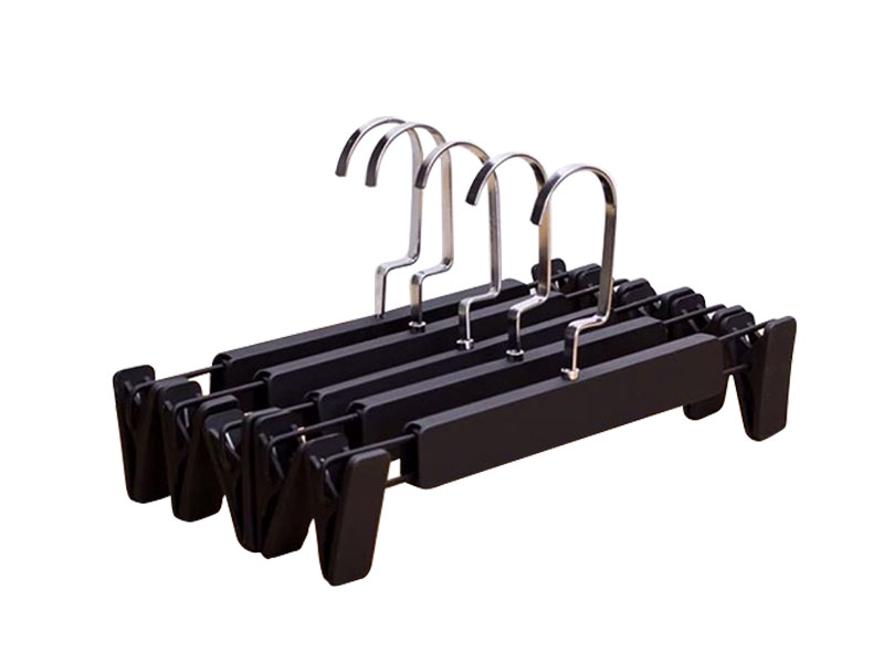 衣架自动插钩机提升出产效能的利器